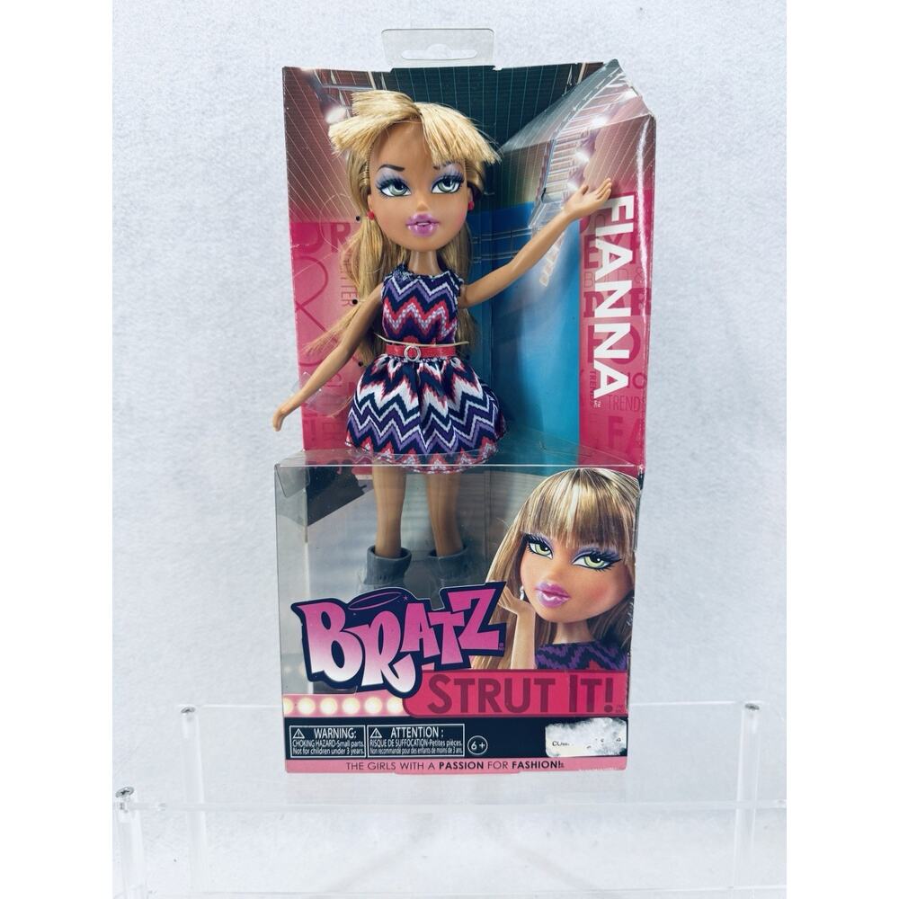 NIB 2012 Bratz Strut It Fianna Doll Long Strawberry Blonde Hair Green Eyes